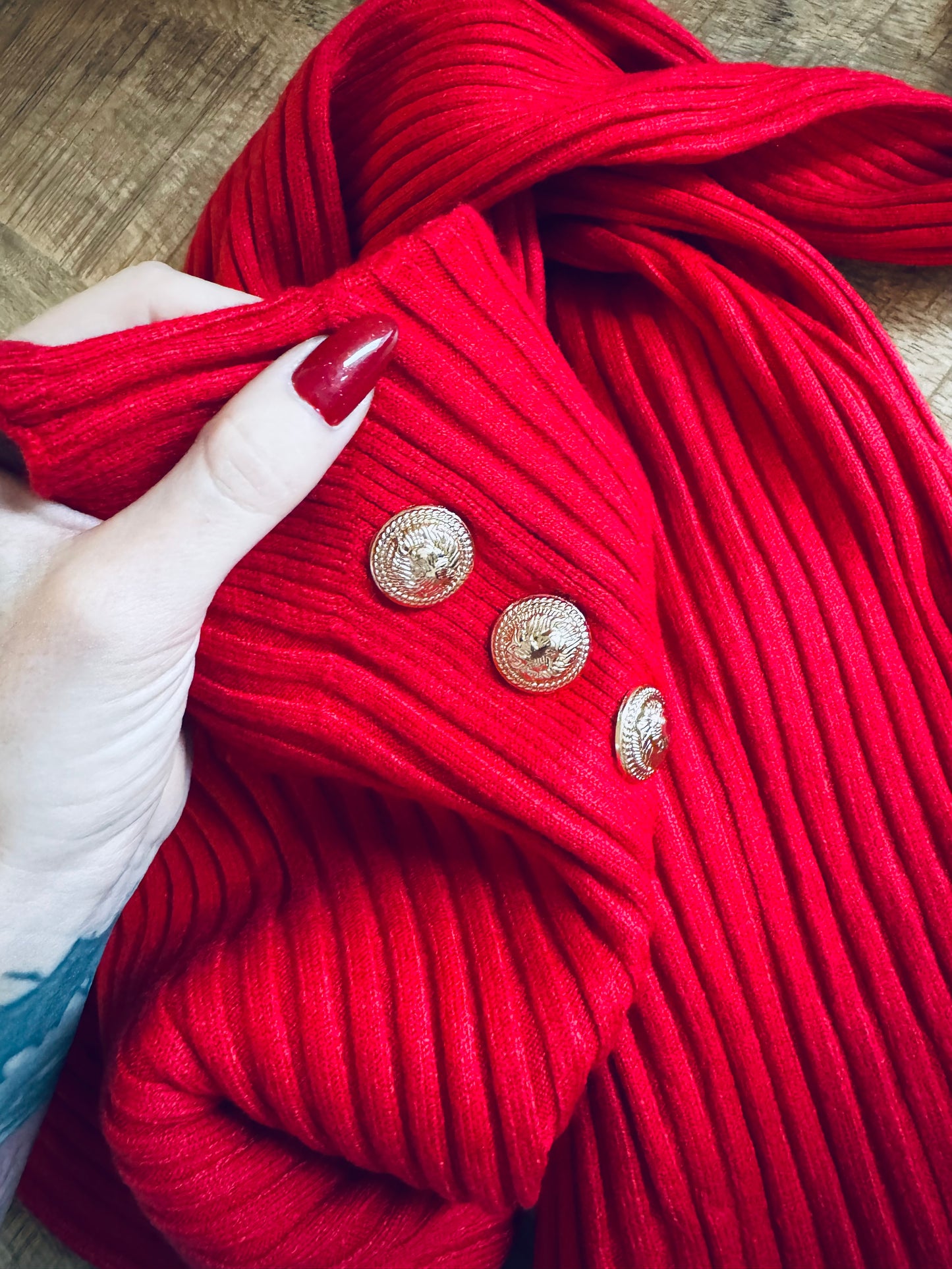 Robe Pull Rouge avec boutons dorés       .