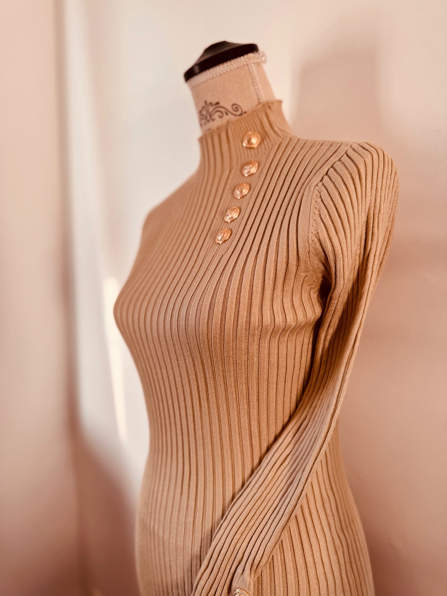 Robe Pull Beige avec boutons dorés