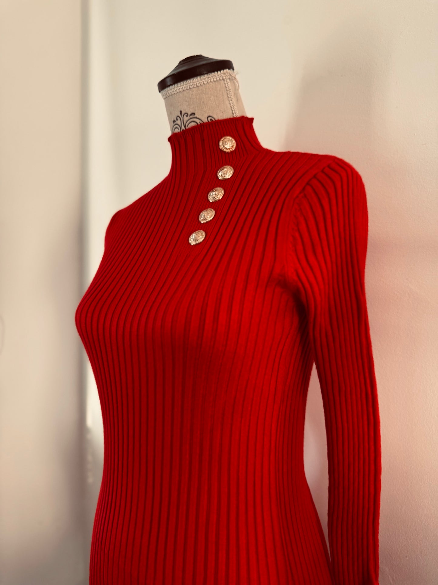 Robe Pull Rouge avec boutons dorés       .