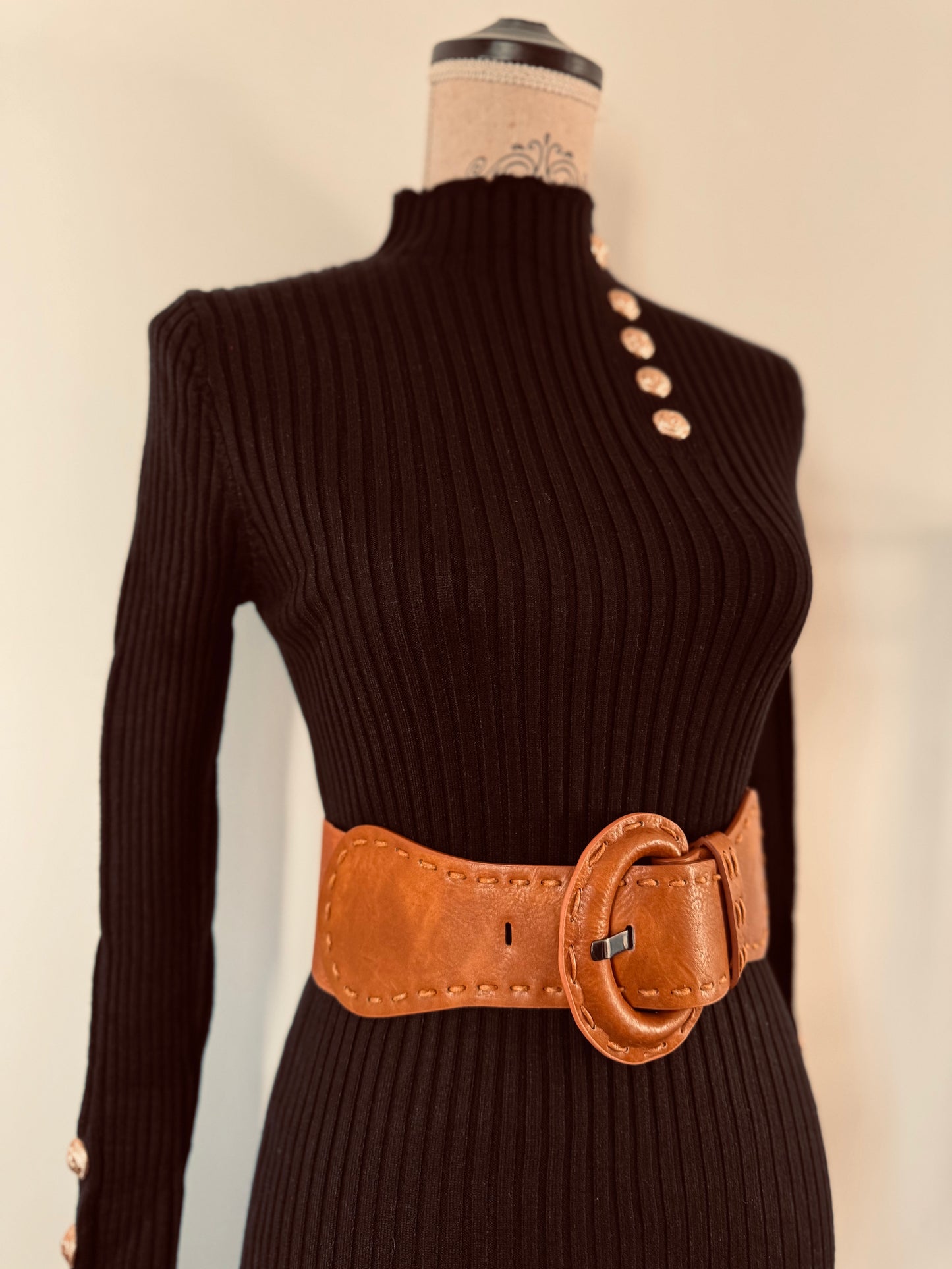 Robe Pull Noire avec boutons dorés