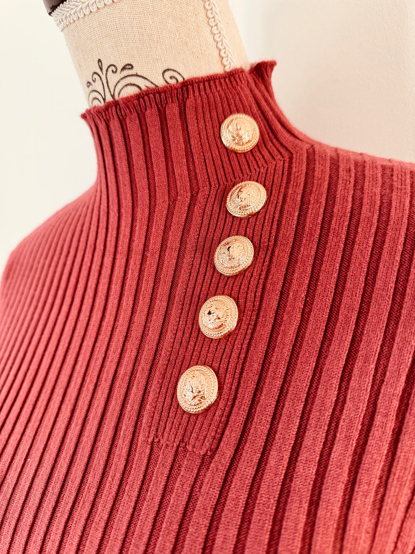 Robe Pull Bordeaux avec bouton dorés