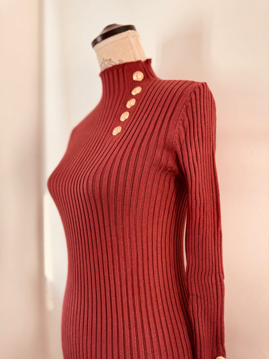 Robe Pull Bordeaux avec bouton dorés