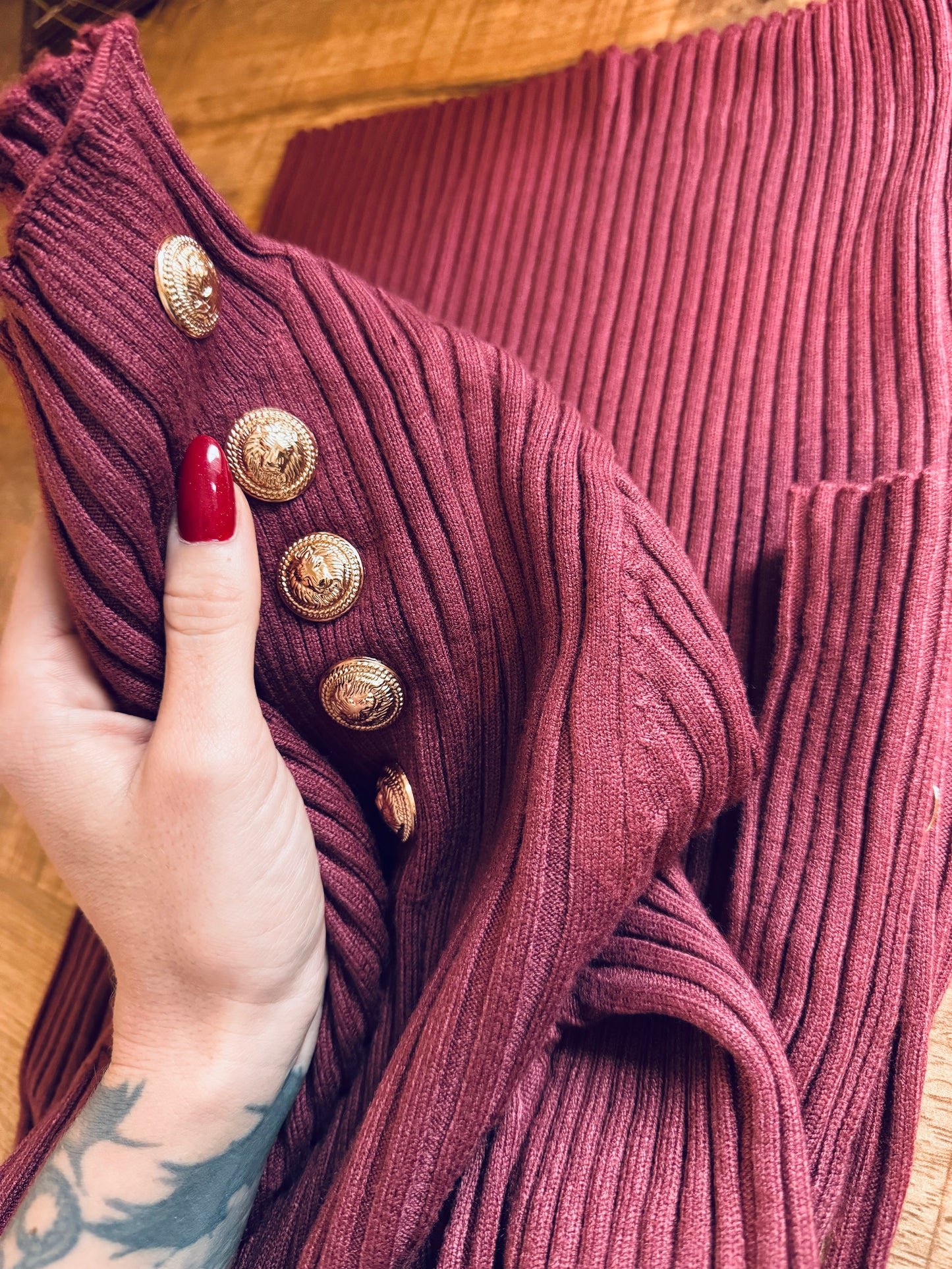 Robe Pull Bordeaux avec bouton dorés